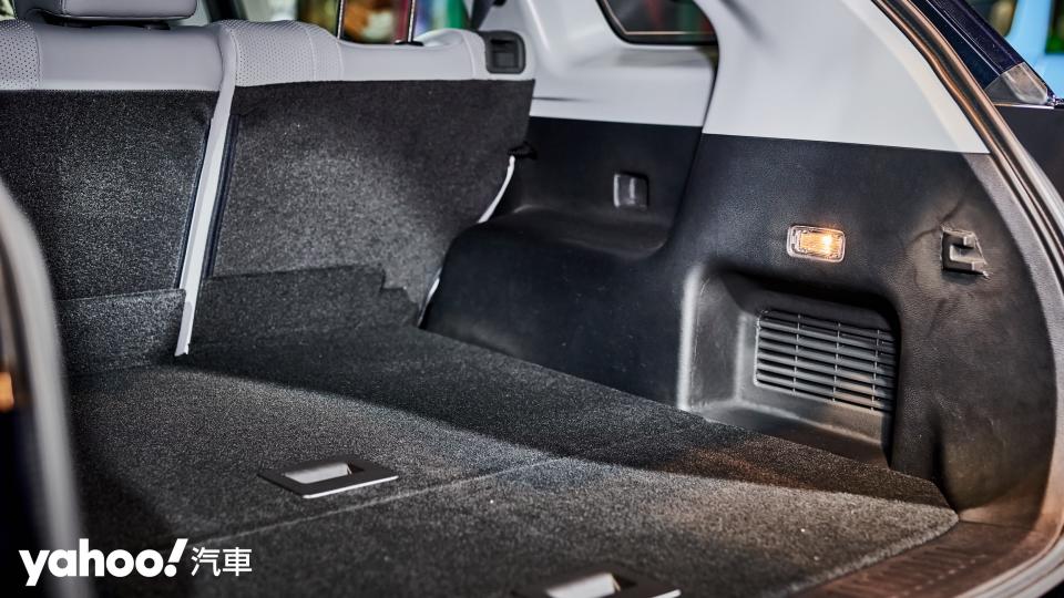 平整化的後車廂空間在置物機能方面具有相當的親切設定。