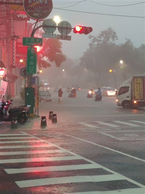 軍校路馬路一度成小河，甚至有民眾拍下楠梓區有3輛機車拋錨。（圖／翻攝我是楠梓人臉書）