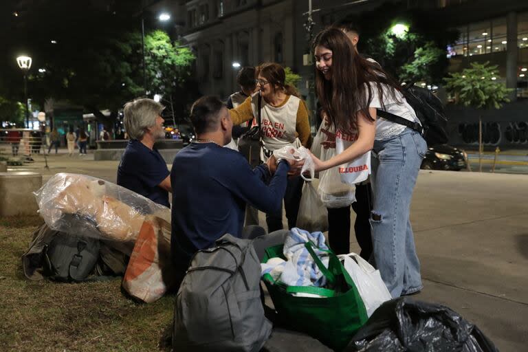 La comunidad de la UBA reparte “platos calientes” a personas en situación de calle