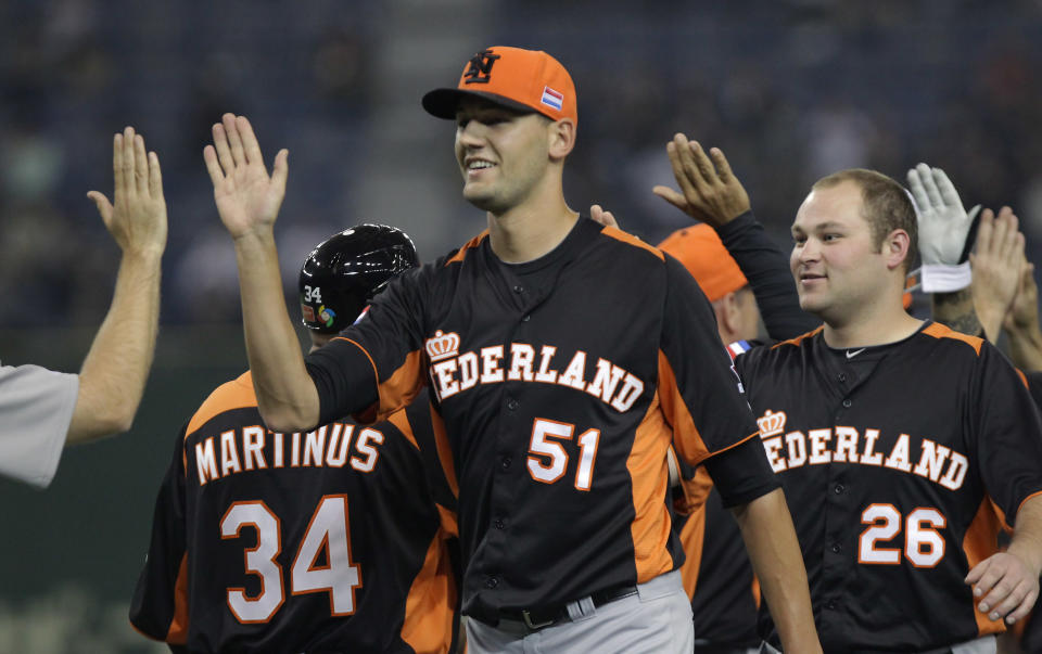 7-foot-1 Dutch pitcher Loek van Mil died on Sunday after suffering a fatal accident. (Photo by Chung Sung-Jun/Getty Images)