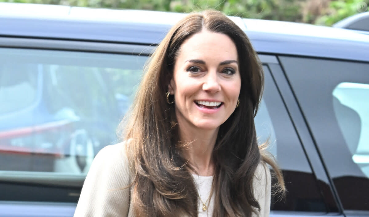 <p>Kate Middleton a joué les bénévoles pour des enfants pauvres ce lundi.</p>
<p>Catherine (Kate) Middleton, princesse de Galles, arrive pour une visite à The Baby Bank à Windsor pour en savoir plus sur le travail crucial que l'organisation effectue pour soutenir les familles dans le besoin de Windsor, Maidenhead, Slough, Berkshire, Buckinghamshire et les régions environnantes. Windsor.</p> - © BestImage, Agence / Bestimage