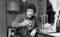 Und pass auf, dass du nicht dehydrierst! Tom Jones 1970 mit einem Drink bei Kerzenschein. Cheers! (Bild: Mirrorpix/Getty Images/Watford)