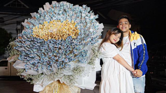 YouTuber gifts girlfriend with P1-million money bouquet on her birthday