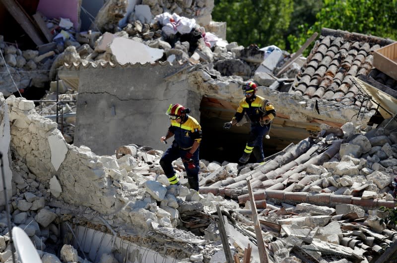 A Pescare del Tronto, dans le centre de l'Italie. L'espoir de retrouver des survivants après le puissant séisme qui a frappé mercredi matin l'Italie s'amenuisait vendredi alors que le bilan s'établissait à 278 morts et près de 400 blessés. /Photo prise le 26 août 2016/REUTERS/Max Rossi