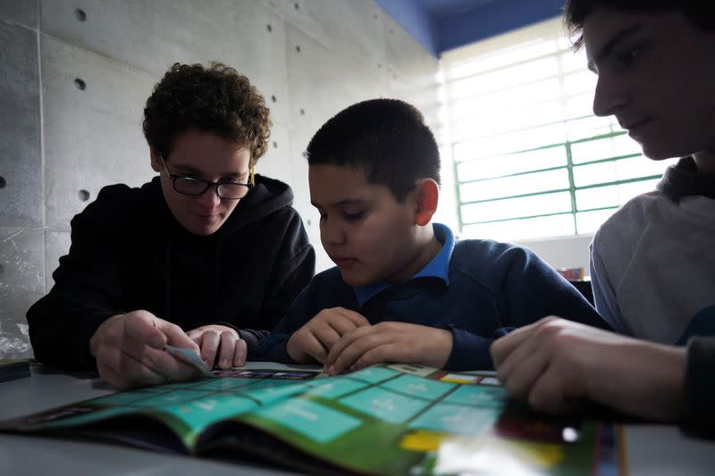 Adolescentes brasileños ponen la moda de los cromos del Mundial al alcance de los niños pobres en Sao Paulo