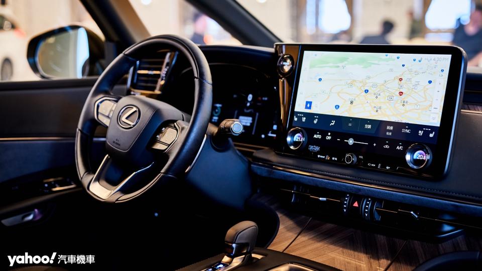 採用與本世代Lexus共通的Tazuna理念空間規劃而更傾向於駕駛者導向的機能設計。