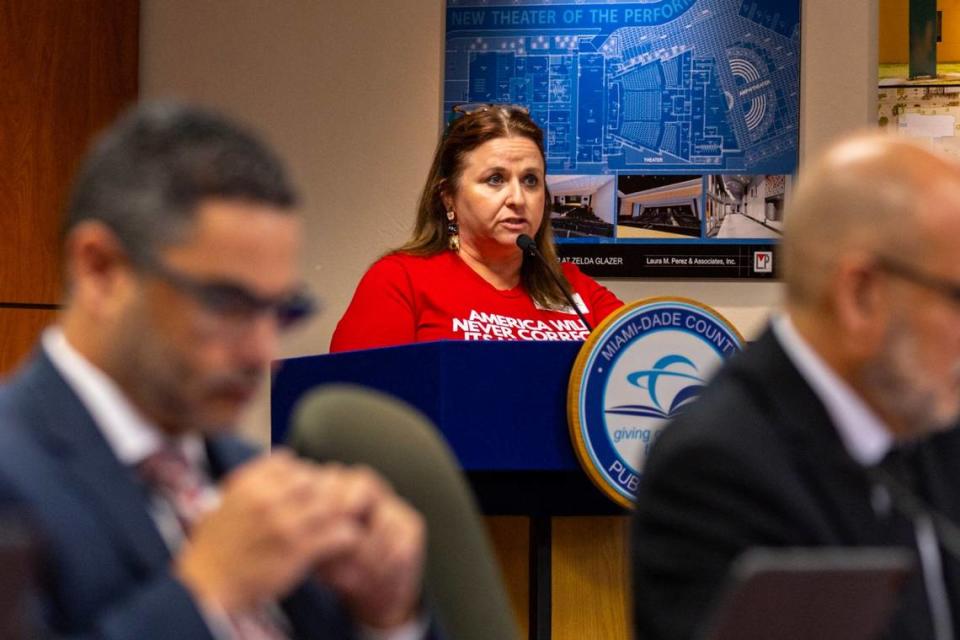 Crystal Etienne, maestra del West Homestead K-8 Center, habla durante una reunión de la Junta Escolar de Miami-Dade para discutir la adopción de nuevos materiales de instrucción de estudios sociales, el miércoles 27 de septiembre de 2023.