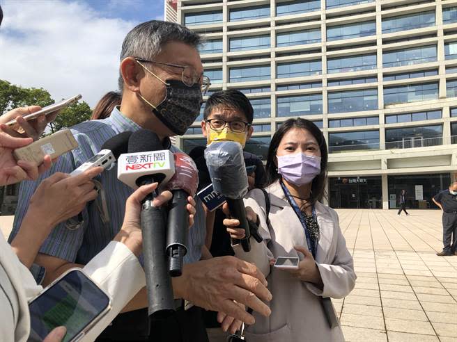 台北市長柯文哲下午前往2022打開台北記者會前受訪。（張芷瑜攝）