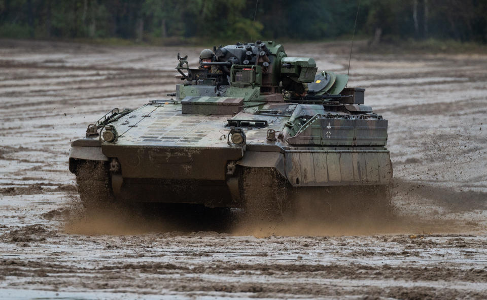 Ein Schützenpanzer der Bundeswehr vom Typ Marder, fährt bei der Informationslehrübung Landoperationen 2019 über den Übungsplatz.