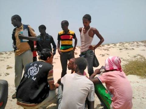 IOM staff assist&nbsp;Somali&nbsp;and Ethiopian migrants who were forced into the sea by smugglers. (Photo: UN International Organization for Migration)