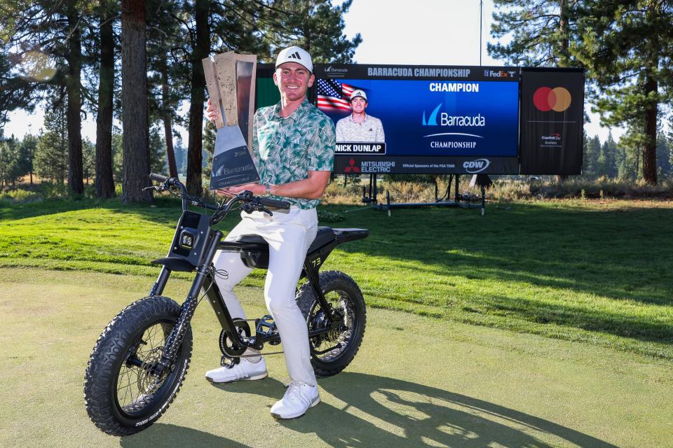 21 de julio: Nick Dunlap posa con el trofeo mientras está sentado en un scooter eléctrico Super73 que ganó después de ganar el Campeonato Barracuda en el campo Old Greenwood en Tahoe Mountain Club en Truckee, California.