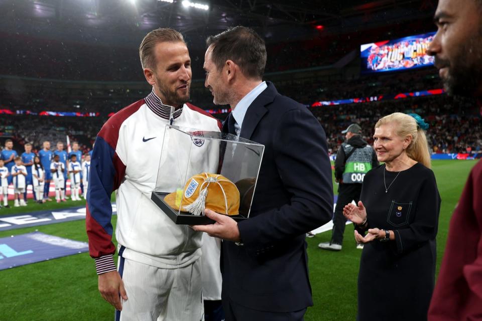 Frank Lampard presents Harry Kane with a golden cap (The FA via Getty Images)