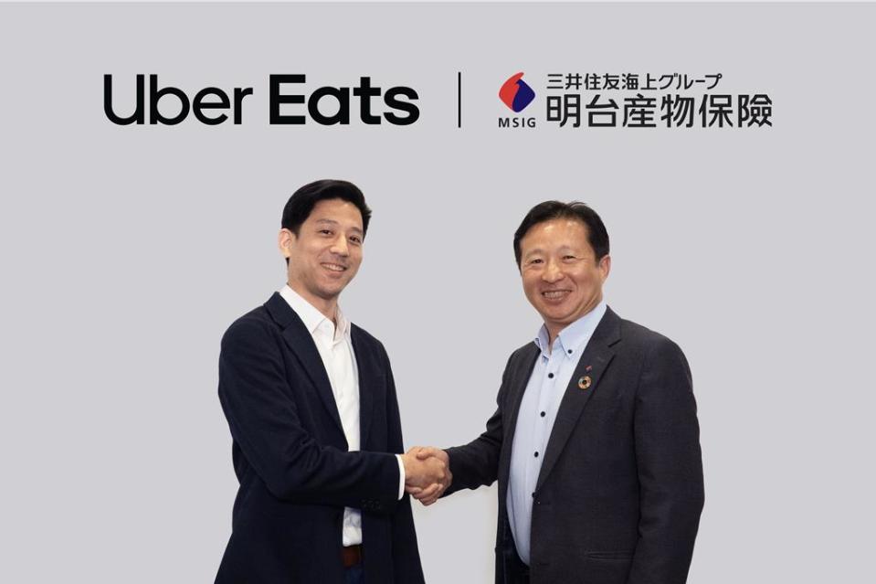 Uber Eats 與明台產物保險宣布為平台外送合作夥伴提供全台第一張第三人責任險，方案預計於 6 月 1 日生效，Uber Eats 營運總監王立中（左）與明台產物保險總經理陳嘉文（右）合影。圖／Uber Eats 提供