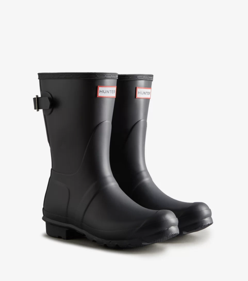 Short Back Adjustable Rain Boots in black (Photo via Hunter)