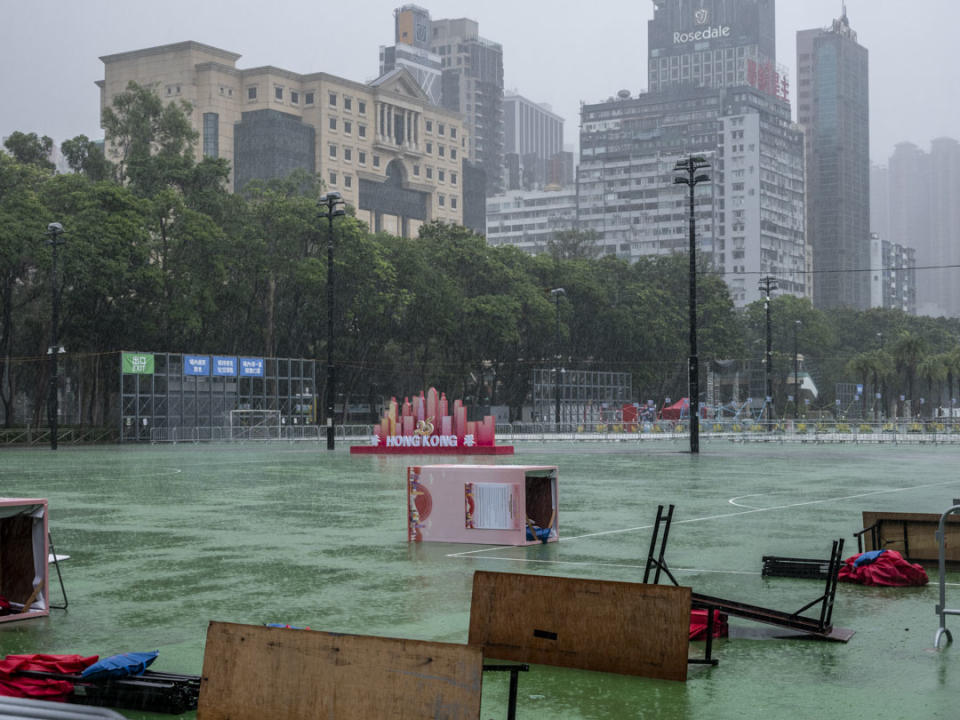 2022年7月1日，香港維多利亞公園的慶回歸活動於三號風球下暫停。