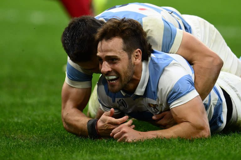 La alegría de Nico Sánchez al apoyar el try cerca del final del partido; Mateo Carreras se une al festejo lanzándose encima del apertura tucumano.