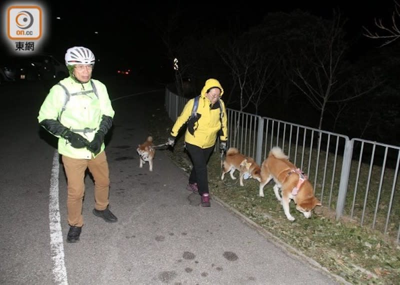 歐陽先生偕同家人上山放狗。(楊日權攝)
