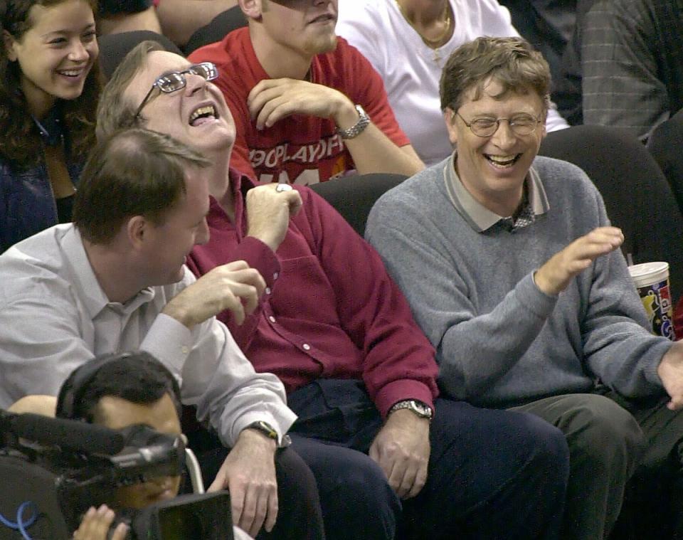 <p>Allen ha anche acquisito i Portland Trailblazers (NBA) e i Seattle Sounders FC, squadra di calcio. C’è stato un periodo nel quale lui e Bill Gates erano sempre a bordo campo durante le partite di NBA, come in questo caso nella foto (AP) </p>