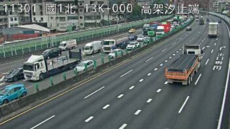 車禍造成車流嚴重回堵。（圖／翻攝畫面）