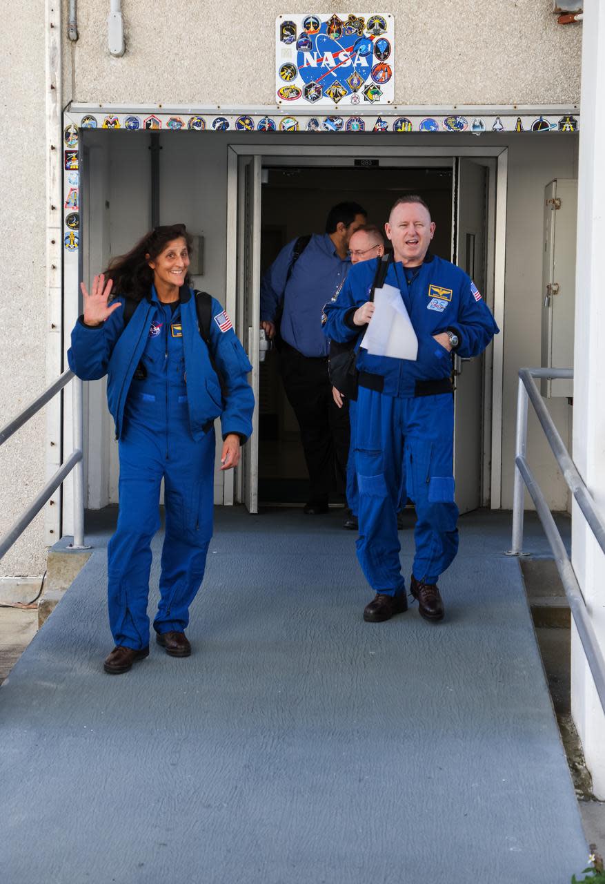 Les astronautes de la NASA Suni Williams et Barry « Butch » Wilmore émergent du bâtiment Neil Armstrong des opérations et des caisses du centre spatial Kennedy de l'agence en Floride le 31 janvier 2024.