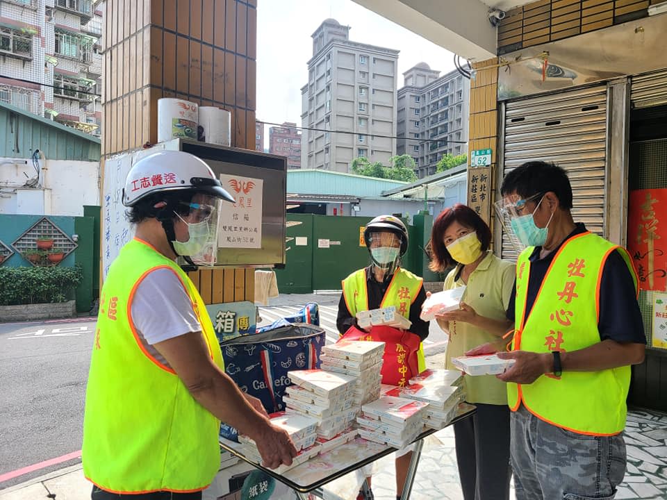 新北市雙鳳里志工團隊的每日任務就是為獨老提供鮮食服務   圖：新北市民政局提供