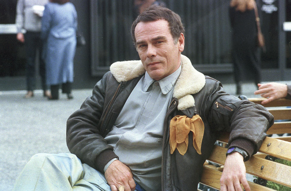 ARCHIVO - El actor Dean Stockwell en una foto de febrero de 1989. Stockwell, uno de los principales niños actores de Hollywood que alcanzó nuevamente el éxito en la mediana edad, con una nominación al Oscar nomination por "Married to the Mob" y nominaciones al Emmy por "Quantum Leap", murió de causas naturales en su casa el domingo 7 de noviembre de 2021. Tenía 85 años. (AP Foto/Alan Greth, Archivo)