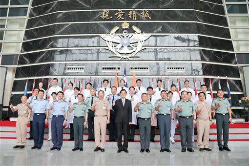 國防部舉辦「國軍支援防疫有功人員表揚典禮」，部長嚴德發與受獎人員合影。（圖／軍聞社提供）