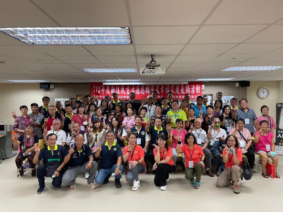 屏東榮民服務處帶領<a class="link " href="https://tw.news.yahoo.com/tag/新住民" data-i13n="sec:content-canvas;subsec:anchor_text;elm:context_link" data-ylk="slk:新住民;sec:content-canvas;subsec:anchor_text;elm:context_link;itc:0">新住民</a>家庭走出戶外，舉辦112年生活適應輔導暨幸福家庭表揚活動。圖/榮服處提供 下同