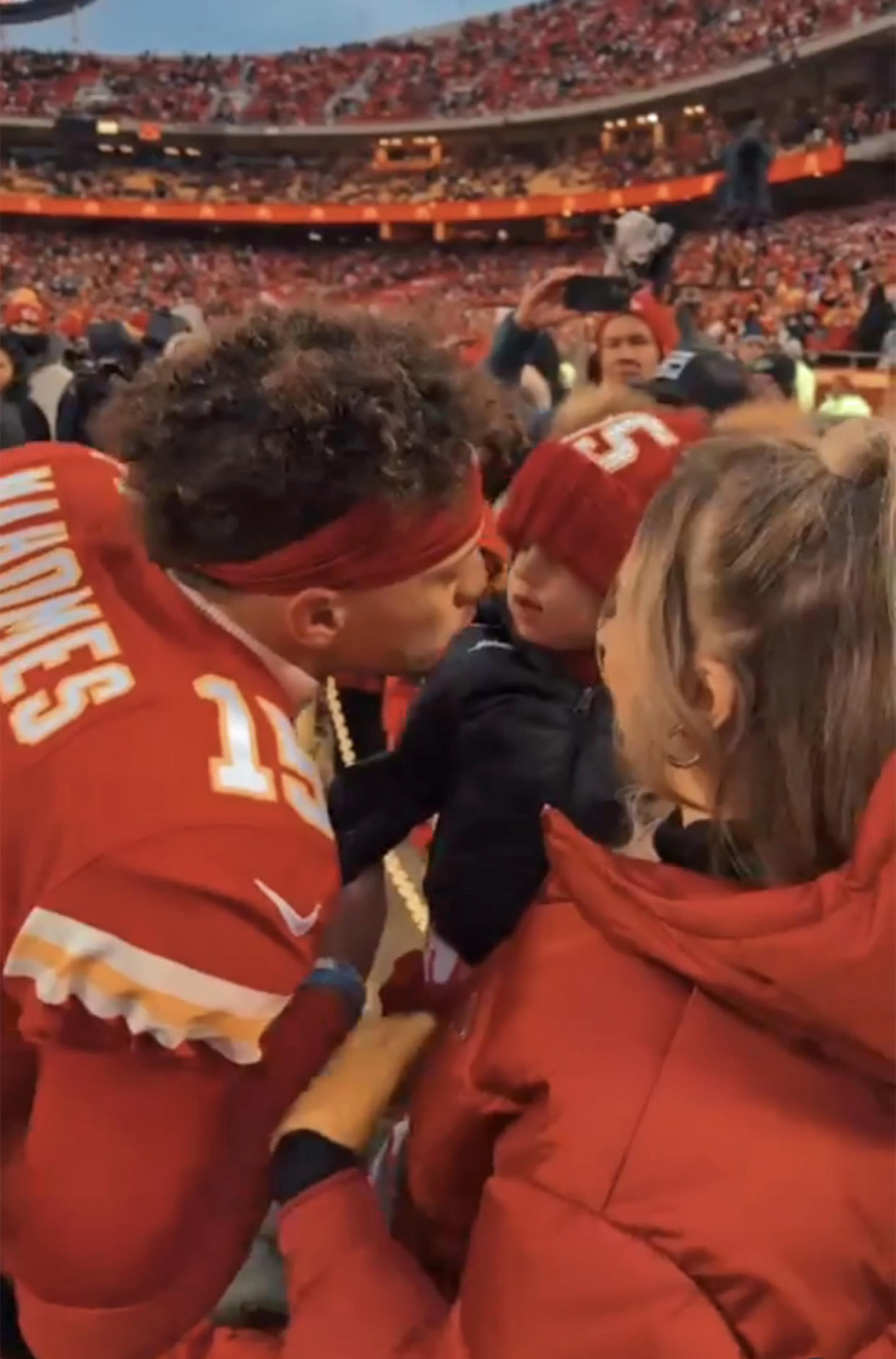 Patrick Mahomes gives his daughter a kiss. (@brittanylynne via Instagram)