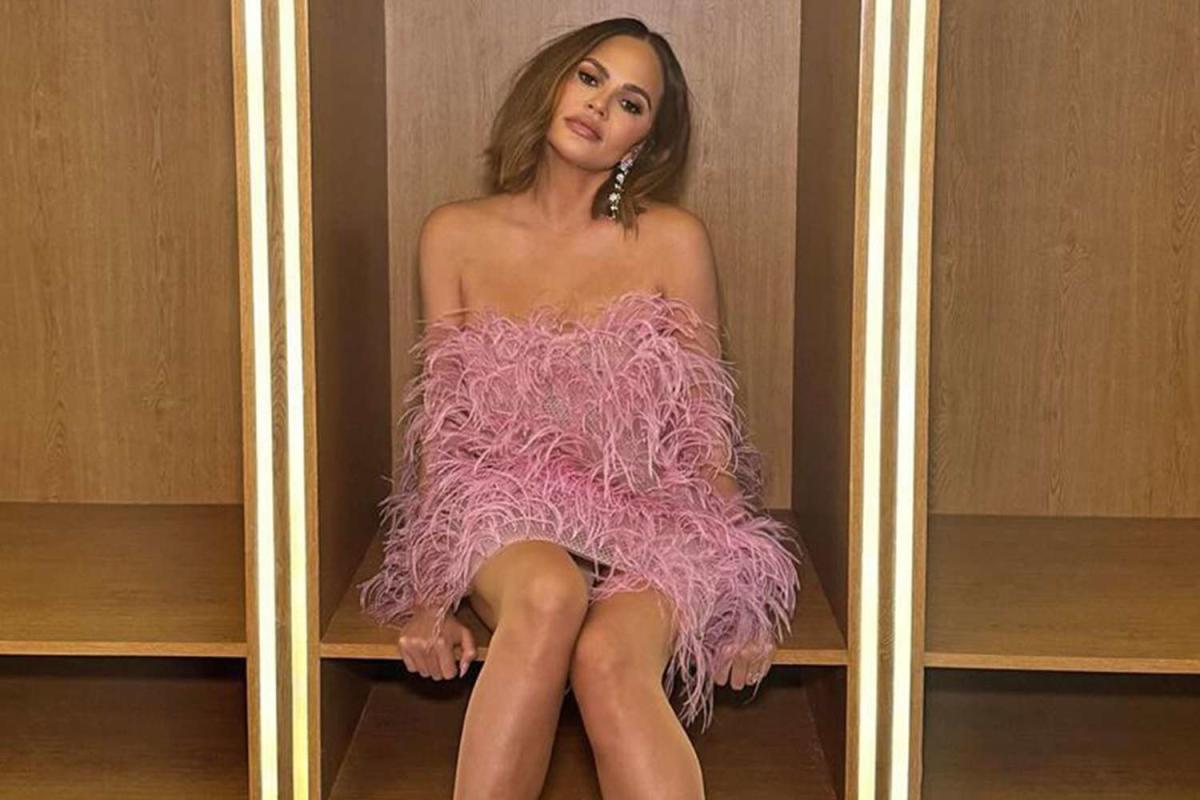 Chrissy Teigen Dons Dramatic Strapless Pink Feather Dress for Miss Universe  2023 - Yahoo Sports