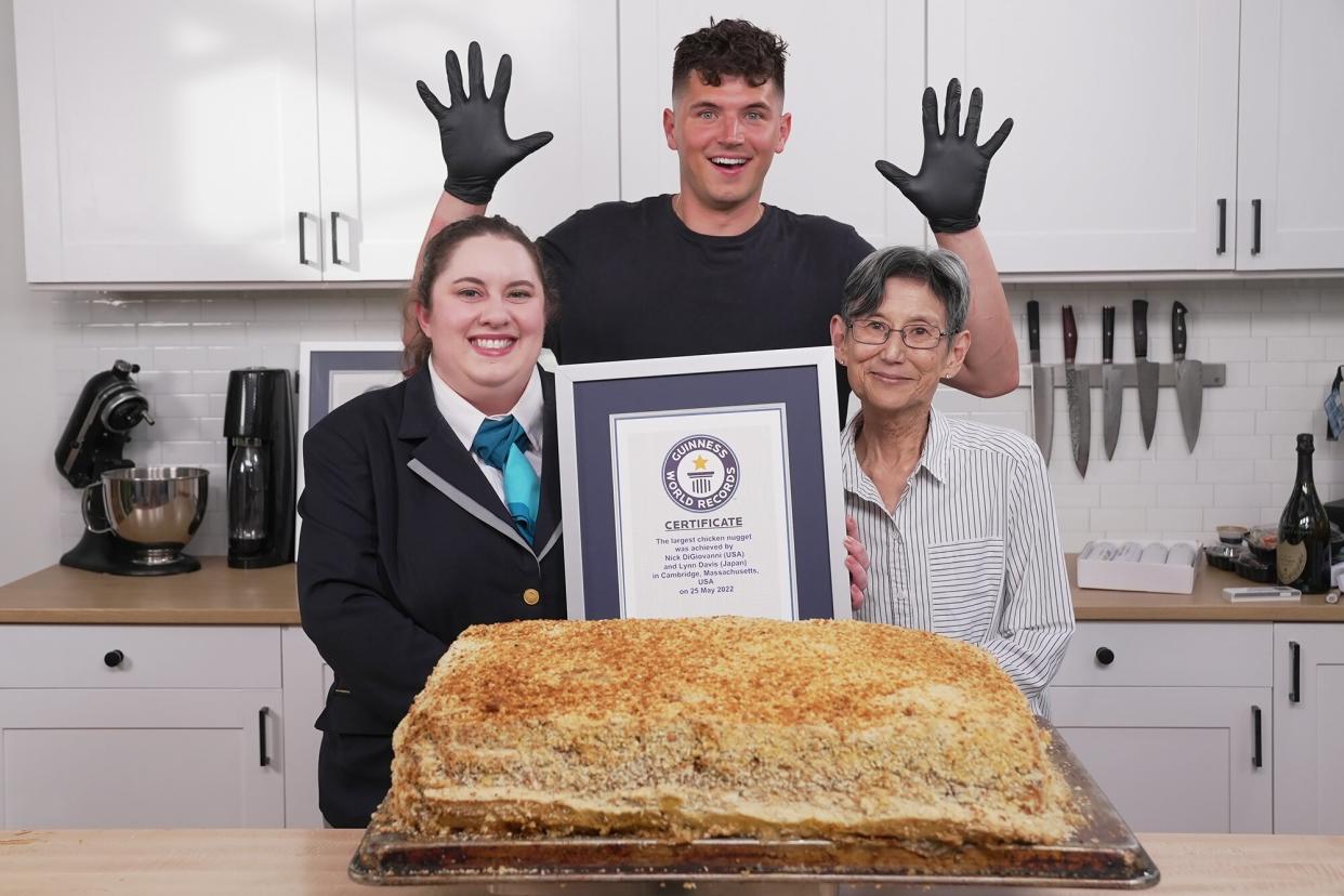 The largest chicken nugget is 20.96 kg (46 lb 3.34 oz), and was achieved by Nick DiGiovanni (USA) and Lynn Davis (Japan) in Cambridge, Massachusetts, USA, on 25 May 2022