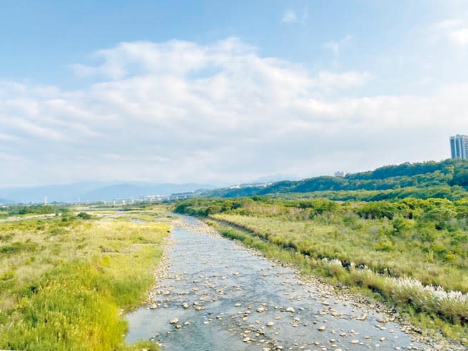 竹東鎮沿河街殯葬業者林立，由於沒有合法設施，洗屍水恐排入頭前溪。（莊旻靜攝）