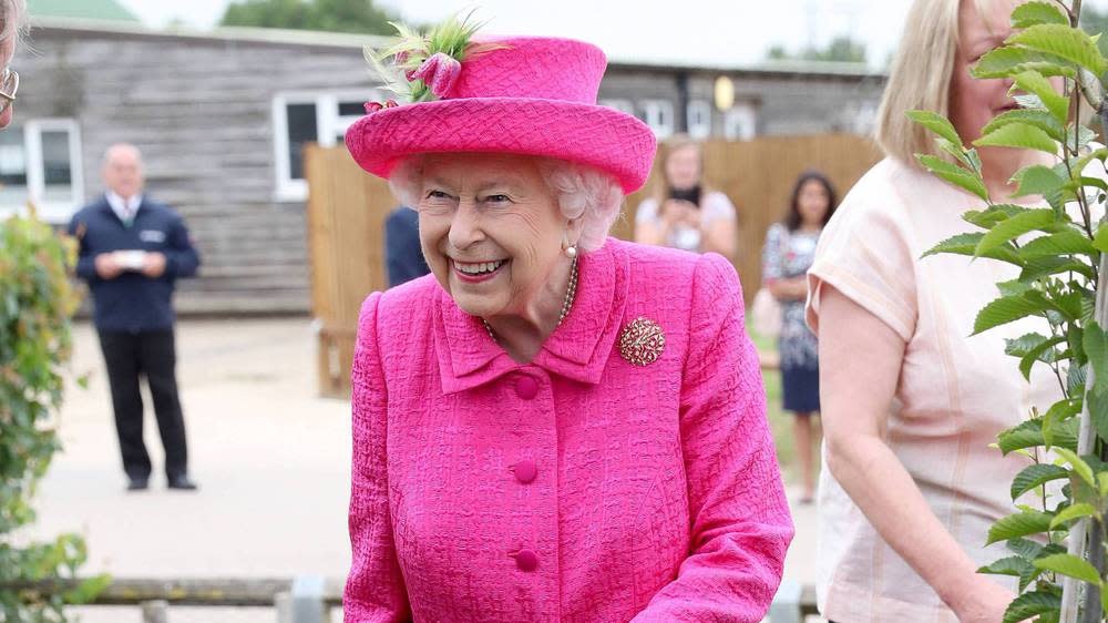 Queen Elizabeth II. bei ihrem Besuch des Nationalen Instituts für Landwirtschaftliche Botanik (Bild: imago images / i Images)