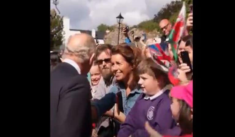 El rey Carlos III saludó a un grupo de personas frente al castillo de Cardiff