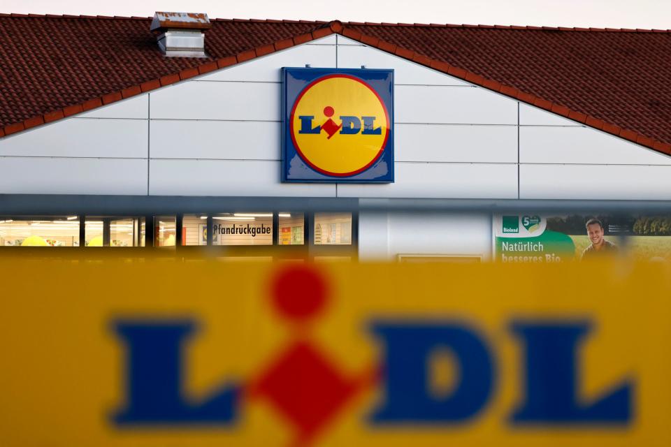 Eine Lidl-Filiale in Köln - gesehen von der Straße aus / öffentlicher Raum. (Themenbild, Symbolbild) Köln, 26.02.2023 - Copyright: picture alliance / Panama Pictures | Christoph Hardt