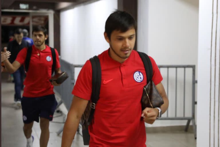 Los hermanos Oscar y Ángel Romero anoche, cuando llegaban al estadio Kempes, en Córdoba. Tuvieron una discusión con Monarriz en el entretiempo y fueron reemplazados