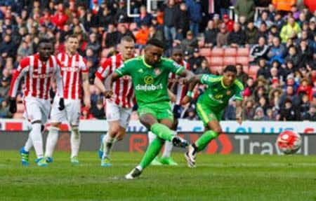 Britain Football Soccer - Stoke City v Sunderland - Barclays Premier League - The Britannia Stadium - 30/4/16 Jermain Defoe scores the first goal for Sunderland from the penalty spot Reuters / Darren Staples Livepic