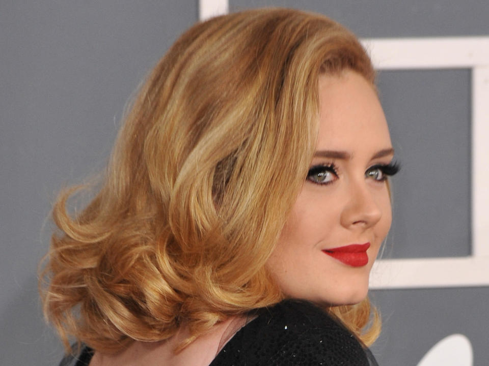 Bei Sängerin Adele sollen mit einer speziellen Diät die Pfunde gepurzelt sein (Bild: Jaguar PS/Shutterstock.com)