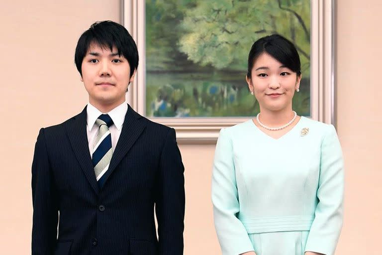 La princesa japonesa Mako, la hija mayor del príncipe heredero Akishino y la princesa heredera Kiko, y su novio Kei Komuro, en una conferencia de prensa en el Palacio Akasaka de Tokio, en 2017