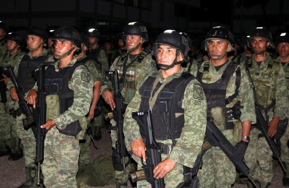 Miembros del ejército mexicano poco después de que hombres armados de un cártel se enfrentaran con las fuerzas federales (Foto: Reuters).