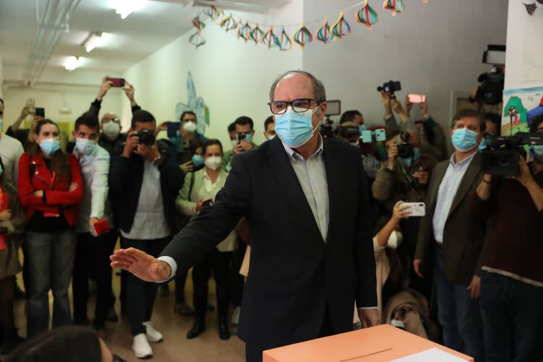 Ángel Gabilondo, el candidato del PSOE, al votar hoy