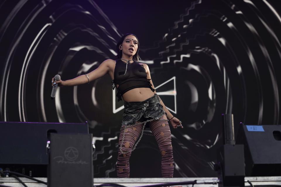 La cantante puertorriqueña RaiNao durante su concierto en el festival AXE Ceremonia en el Parque Bicentenario en la Ciudad de México el domingo 24 de marzo de 2024. (Foto AP/ Marco Ugarte)