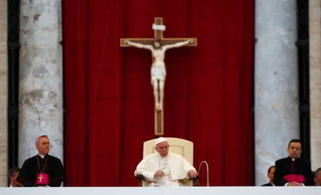 Pope Francis leads his Wednesday general audience in Saint Peter's square at the Vatican June 28, 2017. REUTERS/Tony Gentile