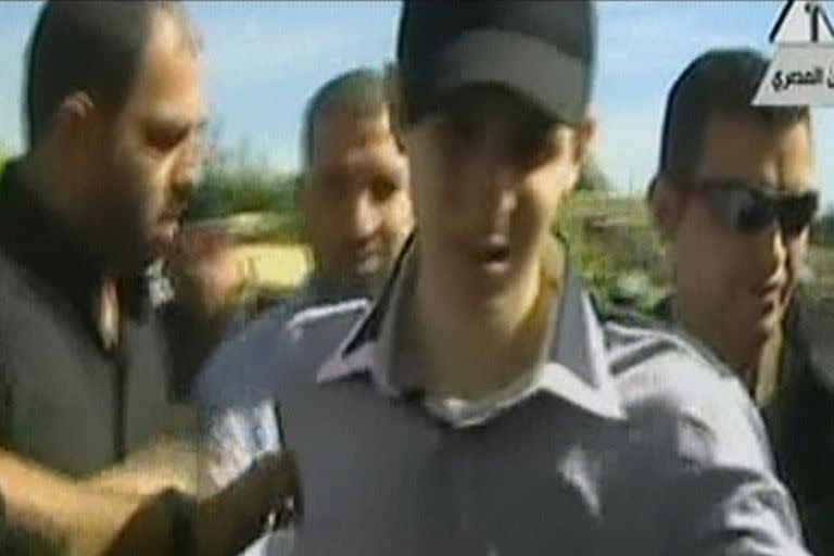 La televisión egipcia mostró las primeras imágenes de Shalit en libertad