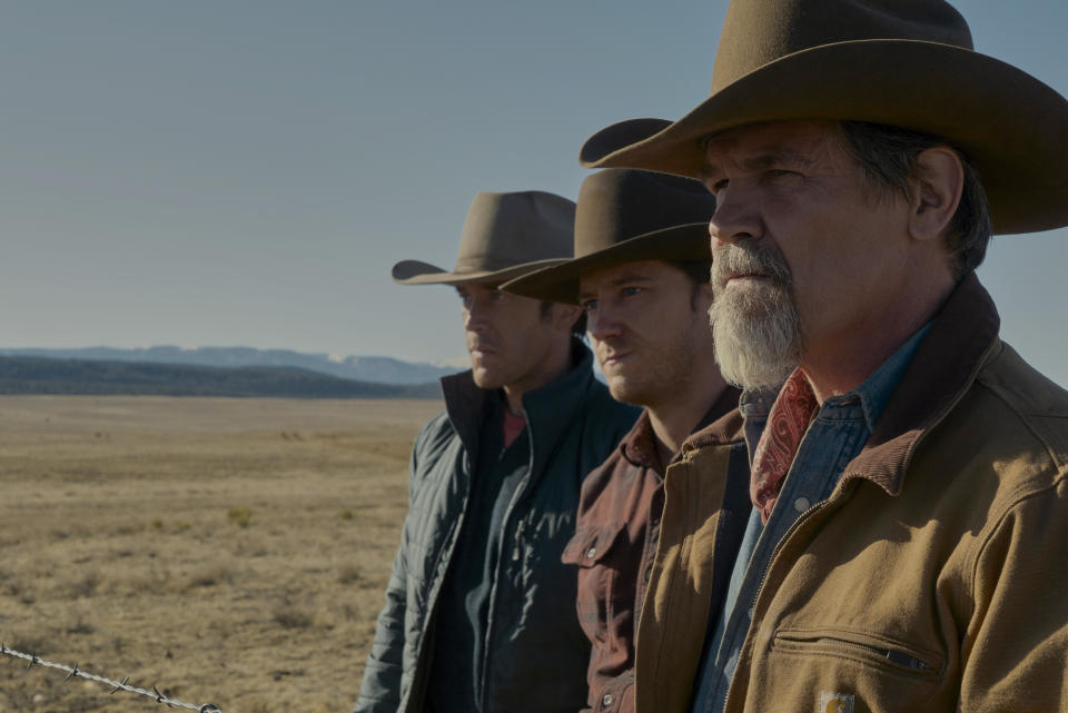 En esta imagen difundida por Amazon Prime Video, Tom Pelphrey, Lewis Pullman y Josh Brolin, de izquierda a derecha, en una escena de "Outer Range". La serie, un western moderno con elementos sobrenaturales, se estrena el viernes en el servicio de streaming. (Richard Foreman/Amazon Prime Video vía AP)