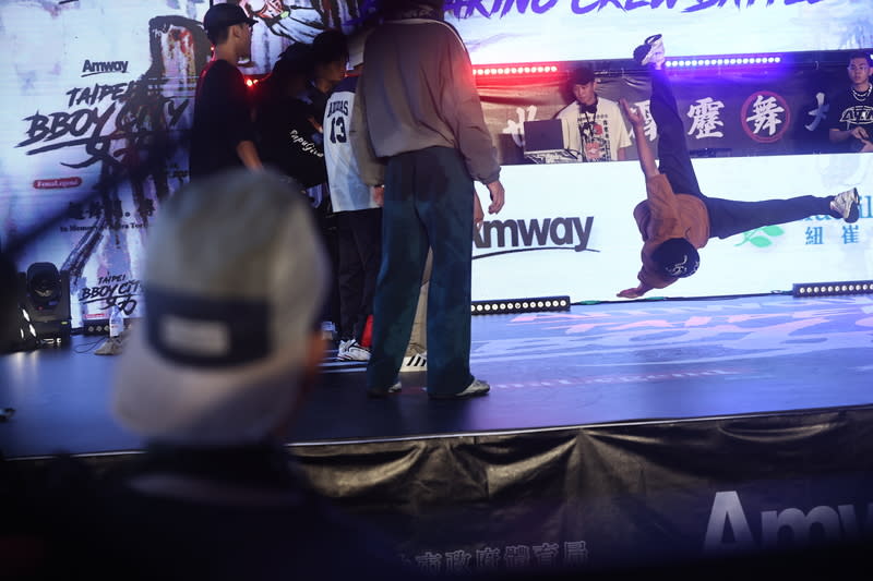 安麗盃世界霹靂舞大賽  選手秀舞技（3） 2024 Taipei Bboy City 安麗盃世界霹靂舞大賽22日在台 北信義商圈舉行，選手在台上展現高難度地板動作。 中央社記者翁睿坤攝  113年9月22日 