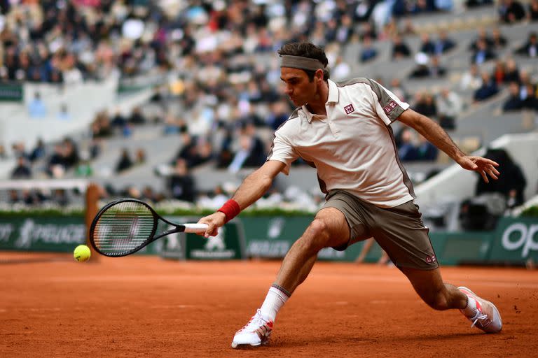 7 de junio de 2019. Roger Federer de Suiza juega una devolución de revés al Rafael Nadal de España durante su partido de semifinales de individuales masculino el día 13 del torneo de tenis Roland Garros 2019 Roland Garros 2019 en París.