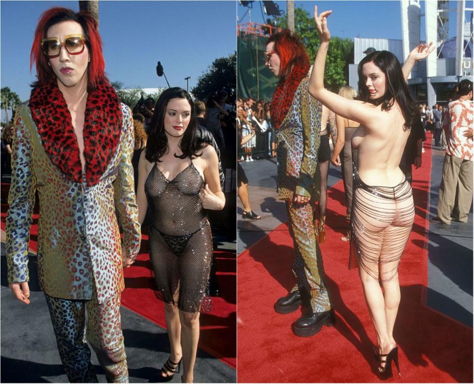 <p>Wann: 10. September 1998<br> Es ist einer der gewagtesten Looks, der jemals den Roten Teppich zierte: Rose McGowan war in einem transparenten, knielangen, rückenfreien Kleid beinahe völlig blank. Aus irgendeinem Grund wirkte Marilyn Manson allerdings unbeeindruckt. (Bild: Getty) </p>