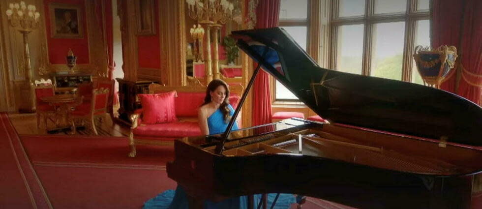  Kate Middleton a fait une apparition inattendue dans le clip d'introduction, le temps de quelques notes au piano, dans un cadre très royal, le château de Windsor.  - Credit:Capture France 2