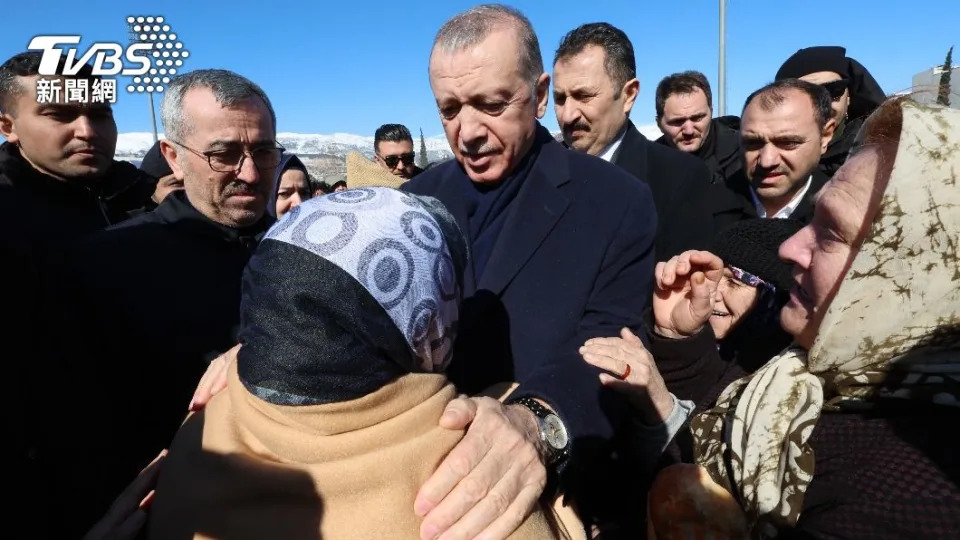 土耳其總統艾爾段前往災區探訪災民。（圖／達志影像美聯社）